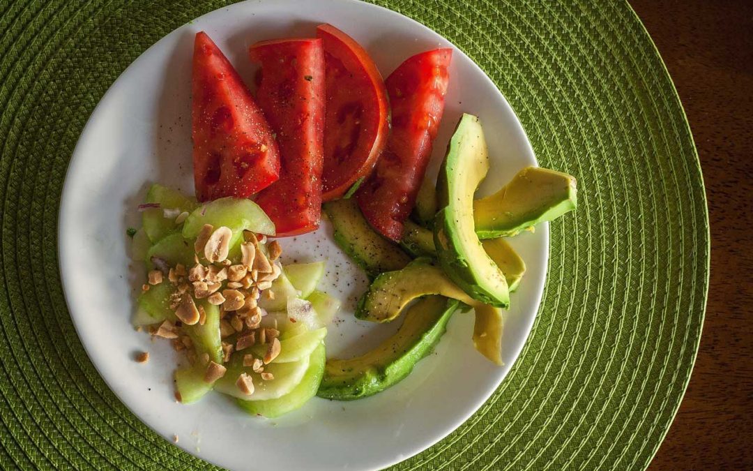 Ensalada de pepino, palta y tomates + Budín de zapallitos y mijo